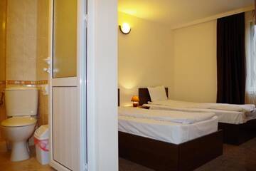 Фото номера Двухместный номер с 2 отдельными кроватями Отель Family Hotel Diana г. Lyaskovo 2