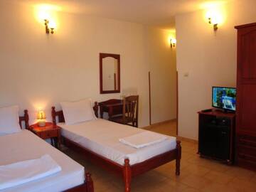Фото номера Двухместный номер с 2 отдельными кроватями Отель Family Hotel Diana г. Lyaskovo 6