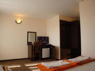 Фото номера Трехместный номер с балконом Отель Family Hotel Diana г. Lyaskovo 6
