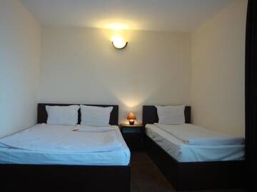 Фото номера Трехместный номер с балконом Отель Family Hotel Diana г. Lyaskovo 3
