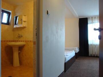 Фото номера Трехместный номер с балконом Отель Family Hotel Diana г. Lyaskovo 4