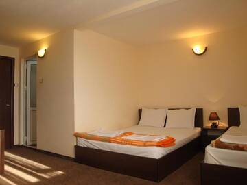 Фото номера Трехместный номер с балконом Отель Family Hotel Diana г. Lyaskovo 5